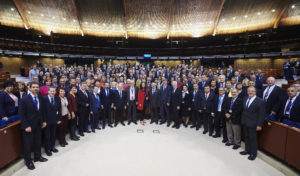 Gruppenbild der Mitglieder des Kongresses der Gemeinden und Regionen im Europarat - Copyright: © Council of Europe - Fotografin Candice Imbert