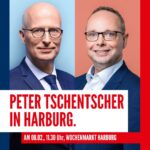 Hamburgs Bürgermeister Peter Tschentscher im Gespräch auf dem Sand